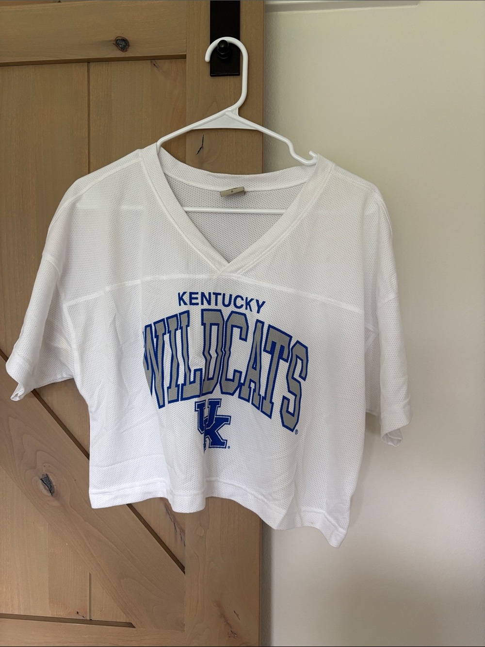 Kentucky Wildcats White Crop V-Neck Team Top